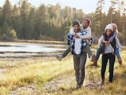 Olahraga Kardio Outdoor Ringan Membakar Lemak Sambil Menikmati Udara Segar Alam